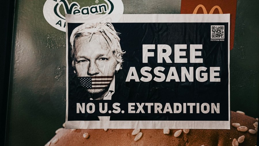 Free Julien Assange Sticker