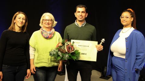 von links: Hasmik Matevosyan und Kirstein Strecker v. Flüchtlingsrat, Preisträger Shabdiz Mohammadi und Lara Engelhardt vom KOA
